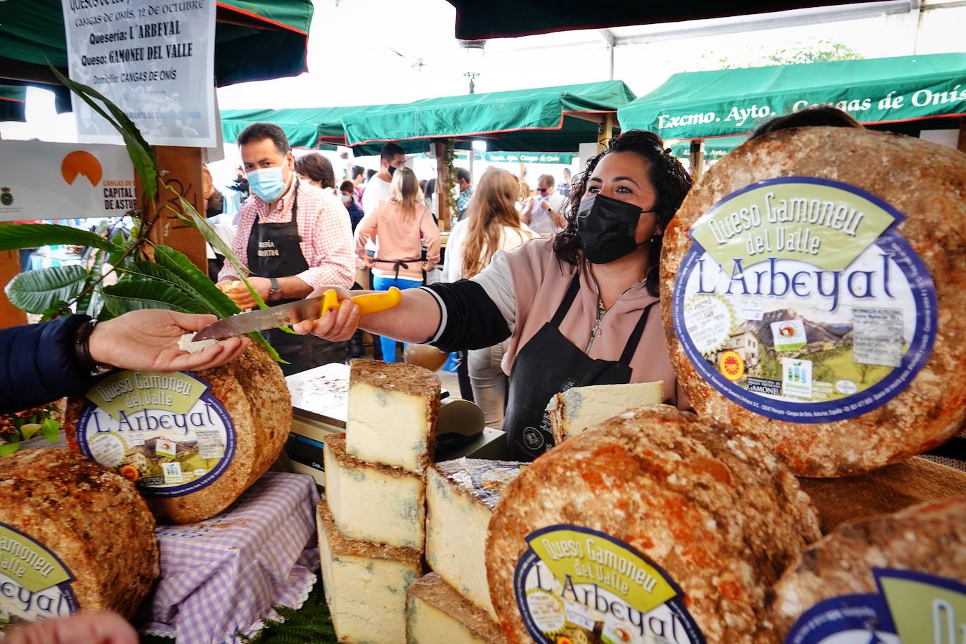 Fotos 1.800 kilos de queso de los Picos en el certamen de Cangas de
